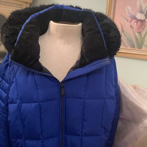 Calvin Klein navy blue and black
Women's Faux-Fur-Lined Hooded Puffer Coat - Picture 9 of 10